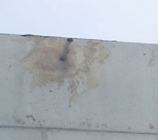 Ratissage et ponçage de la façade par le maçon avant intervention du façadier