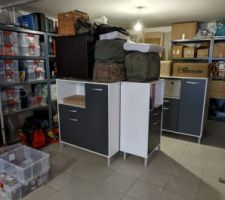 Avant de démolir, il va bien falloir caser nos meubles et affaires : je transforme donc la moitié du sous-sol en garde meuble dans lequel je commence à faire des allées, comme chez Ikea : A, B, C, D... pour pouvoir accéder à tout rapidement. Là, il reste encore pas mal d'espace mais aujourd'hui tout est plein à craquer.