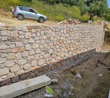 Le mur de soutènement devant l'entrée est terminé