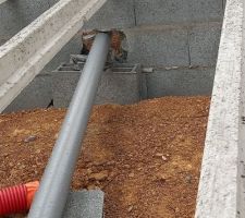 Vide sanitaire un sacr&eacute;e bordel !!! et les poutrelle sont un peine pos&eacute;e sur le parpaing. Il construction stipule que c'est normal . Il prend tous a la l&eacute;ger !!!