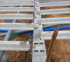 Vide sanitaire un sacr&eacute;e bordel !!! et les poutrelle sont un peine pos&eacute;e sur le parpaing. Il construction stipule que c'est normal . Il prend tous a la l&eacute;ger !!!