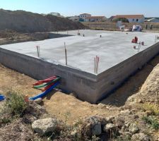 Vide sanitaire on aper&ccedil;ois un tuyau d'a&eacute;ration pour le vide sanitaire et les cables pour la pompe a chaleur
