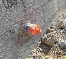 A plusieurs reprise j'ai demand&eacute; qui bouche les trous autour du tuyau.