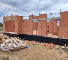 Pour le vide sanitaire nous avons mise le goudrons liquide et &eacute;pais. Car le constructeur ne mettre rien...