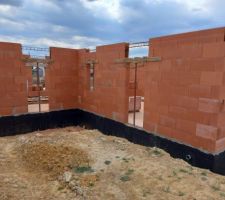 Cot&eacute; futur terrasse avec une bouche d'a&eacute;ration du vide Sanitaire, que je vais retrouv&eacute;e enfoui sous la terre part la suite.