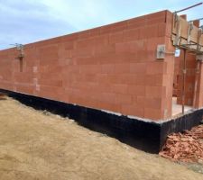 Cot&eacute;e gauche du garage auquel a la fin de la construction il vont cass&eacute;e 3 trous il y rajout&eacute; les a&eacute;rations pour le vide sanitaire. Au fond il y a d&eacute;j&agrave; un tuyau de mise en PVC pour faire l'a&eacute;ration du vide sanitaire . Pendant se temps les ouverture manques et le vide sanitaire n'est pas a&eacute;r&eacute; comme il se doit!