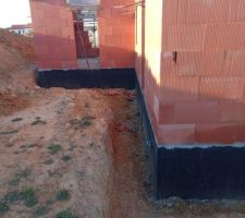 On aper&ccedil;ois un tuyau pour l'a&eacute;ration du vide sanitaire. Que l'on retrouveras enfouie sous la terre et remplis de terre. :-(