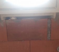 La fameuse fen&ecirc;tre de la salle de bain, ou l'on vois le jour et le constructeur de chez Alysia 85 souhaite QUE SA RESTE COMME ceci !! Il a donn&eacute; lors au plaquiste de plaquer comme tel!!