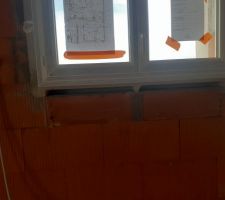 Fenêtre de la salle de bain avec une ouverture en dessous qui ne seras pas bouché par la suite, car le constructeur me dit que sa ce pause comme ça. !!!