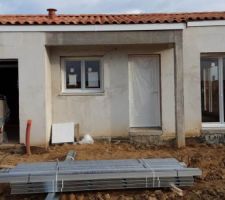 Face de la maison sur la toiture il y plusieurs tuiles qui son mal align&eacute;e. On le vois mal sur la photo