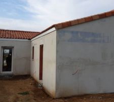 Cot&eacute;e arri&egrave;re maison on je vais retrouv&eacute;e par la suite un tuyau d?a&eacute;ration enfoui sous terre et il vont en cr&eacute;e 3 autre a la fin de la constriction