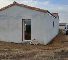 Cot&eacute;e arri&egrave;re maison, ou seras pos&eacute; la pompe a chaleur et retir&eacute;e part la suite car le socle en b&eacute;ton c'est enfonc&eacute; dans la terre donc la pompe pench&eacute; !!!