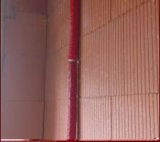 Tuyau d'eau dans le garage pas d'isolation du tuyau au niveau des accroches :-(