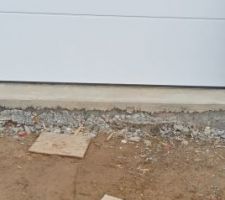 Devant le garage aucune finition au niveau du seuil de la porte du garage :-( et sa sur tous les seuils !!!