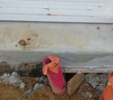 Porte fen&ecirc;tre de chambre arri&egrave;re de la maison. Quelle belle retouche de merde avec une cale en bois. c'est du travail de merde