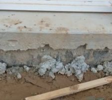 Porte fen&ecirc;tre de  cot&eacute;e  maison. Le seuil et vraiment mal fait :-(  c'est du travail de merde!!! Comme d'habitude