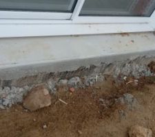 Bais vitr&eacute;e cot&eacute;e  maison. Le seuil et vraiment mal fait :-(  c'est du travail de merde!!! Comme d'habitude