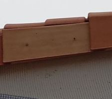 Une pointe sur deux sur tous les cot&eacute;e de la maison !!!Certaines pointes sont pas enfonc&eacute;e correctement :-( c'est du travail de merde!!!