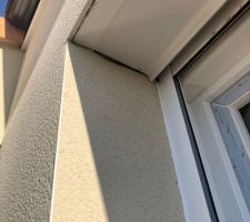 Manque de finition au niveau de chaque contours de volet roulant.