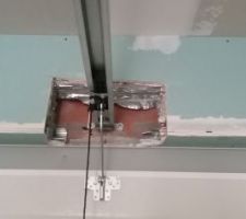 Garage. Vu face au garage. Une d&eacute;coupe a &eacute;tais tr&egrave;s mal faite par la personne qui mis en place le moteur de la porte du garage. Le constructeur me stipule le plaquiste boucheras se trous. Pas de chance 1 mois plus tard, le plaquiste n'est pas au courant.... C'est moi m&ecirc;me qui lui a montr&eacute; les d&eacute;g&acirc;ts de cette d&eacute;coupe. Il n'est pas ravie de voir son travail saccager par derri&egrave;re. Idem pour les prise de courant...Qui n'on pas &eacute;tais mise a bonne hauteur car il n'avais pas le bon plan ( Maison PMR) prise &agrave; 1m&eacute;tre