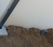 Tuyau de vide sanitaire non joint&eacute;,avec les intemp&eacute;rie l'eau rentre dans le vide sanitaire.