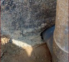 Tuyau de vide sanitaire non joint&eacute;,avec les intemp&eacute;rie l'eau rentre dans le vide sanitaire.