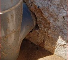 Tuyau de vide sanitaire non joint&eacute;,avec les intemp&eacute;rie l'eau rentre dans le vide sanitaire.