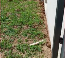 Dessus de puisard pas centr&eacute;. Sa seras rectifier par la suite.
Vous voyer le moreau de bois et bien ici il y a un tuyau d'a&eacute;ration pour le vide sanitaire. Il es enfoui sous la terre .  Pourquoi ? !!!