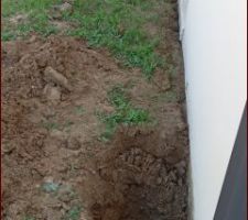 Sur une autre photo, a cette endroit il y a vais un morceau de bois. J'ai retrouv&eacute; la bouche d'a&eacute;ration du vide sanitaire enfoui de terre . Pourquoi ?? Il y a cr&eacute;e une autre ouverture plus loin.