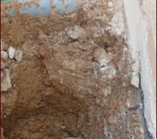 Tuyau d'a&eacute;ration du vide sanitaire qui enfoui sous terre et remplie de terre a enterrement . Pourquoi?? idem  &agrave; 2 endroit