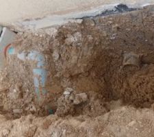 Tuyau d'a&eacute;ration du vide sanitaire qui enfoui sous terre et remplie de terre a enterrement . Pourquoi?? idem  &agrave; 2 endroit