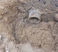 Tuyau d'a&eacute;ration du vide sanitaire qui enfoui sous terre et remplie de terre a enterrement . Pourquoi??