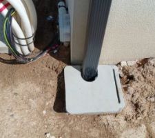 C&acirc;ble pour la pompe &agrave; chaleur + Le dessus du puisard n'est pas centr&eacute;. Sa &eacute;tais rectifi&eacute; par la suite.