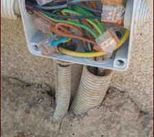 Pourquoi une boite de d&eacute;rivation pour la pompe a chaleur ??? 
Les c&acirc;bles se sont pas prot&eacute;ger sous le boit&eacute; !!