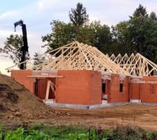 Début de la pose de la charpente