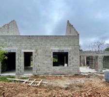 Pignon mont&eacute; des 2 c&ocirc;t&eacute;s de la maison, manque plus que celui du garage