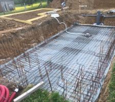 Mise en place des remontés pour le ferraillage des murs à bancher.