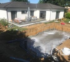 Coulage de la dalle de la piscine et celle de l?abri de jardin.
