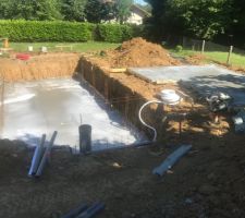 Coulage de la dalle de la piscine et celle de l?abri de jardin.