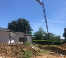 Coulage de la dalle de la piscine et celle de l?abri de jardin.