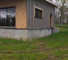 La fenetre cote cuisine et la porte de service