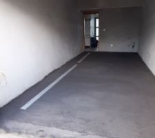 Réalisation de la chape de 6 cm du garage terminée.