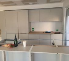 Poignées cuivre contrastantes