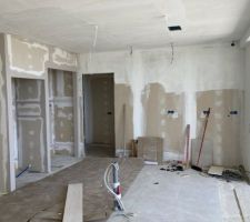 La niche c&ocirc;t&eacute; cuisine, pour le r&eacute;frig&eacute;rateur et les colonnes four et &eacute;picerie