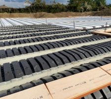 Entrevous en plastique pour le garage. A l'avant on voit les planelles isolantes