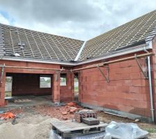 Pose des tuiles mod&egrave;le Vauban couleur : brun