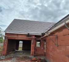 Pose des tuiles mod&egrave;le Vauban couleur : brun