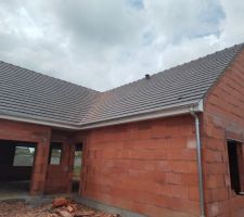 Pose des tuiles mod&egrave;le Vauban couleur : brun