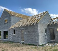 Pose de la charpente terminée - vue extérieure maison
