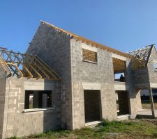 Pose de la charpente terminée -arase étanche effectué- vue extérieure maison